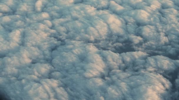 Полет самолета над облаками — стоковое видео