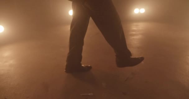 Tanzen kerl im voll anzug mit hut — Stockvideo