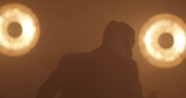 Havalı Şapkalı ve Takım Elbiseli Dansçı Sahneye Devam Ediyor