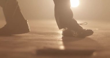 Sahnede tam takım elbiseli havalı dansçı çocuk