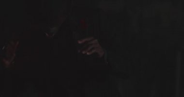 Takım Elbiseli Dans Eden Adam
