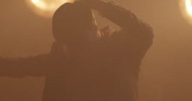 Havalı Şapkalı ve Takım Elbiseli Dansçı
