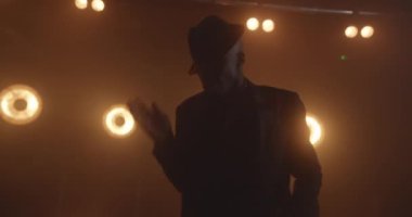 Takım Elbiseli Havalı Dansçı