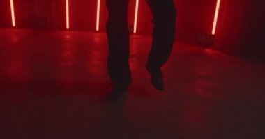 Takım Elbiseli Sırıtan Dansçı