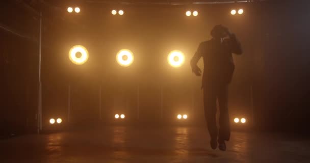 Férfi táncosnő öltöny mellszobor mozog — Stock videók