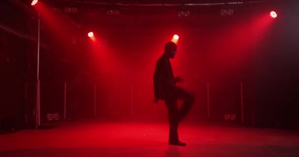 Epische danser in pak op rood podium — Stockvideo
