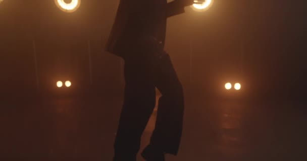 Danser treedt op in volledig pak — Stockvideo