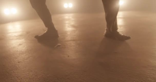 Táncos férfi teljes öltönyben dobás alakzatok — Stock videók