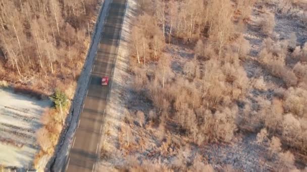 Drone sobre carro na estrada para o fiorde — Vídeo de Stock