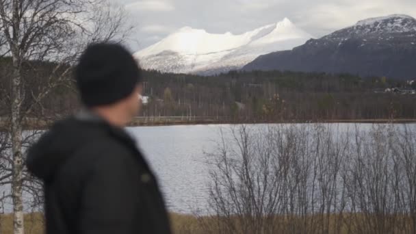 Starší muž hledající přes fjord — Stock video