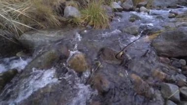 Kayaların Üzerinden Akan Su