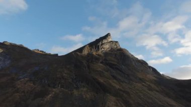 Bulutlu Mavi Gökyüzünün Altındaki Dağ Zirvesi