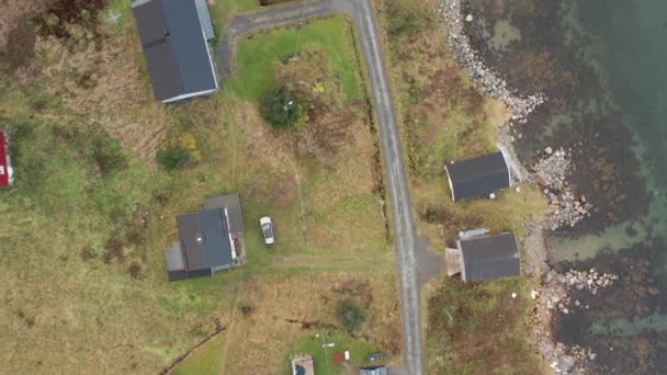 Drone sobre pueblo pesquero y carretera por fiordo — Vídeo de stock