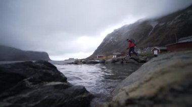 Fiyort 'tan Yürüyüşçü Kayalara Basıyor