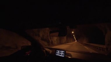 Karanlık Tünelde Araba Sürüşü