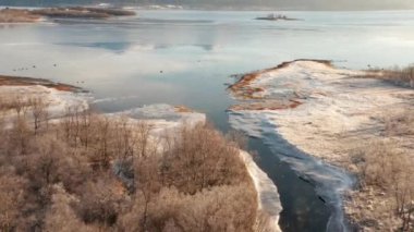 Fjord 'a doğru Kışın Ormanda İnsansız Hava Aracı