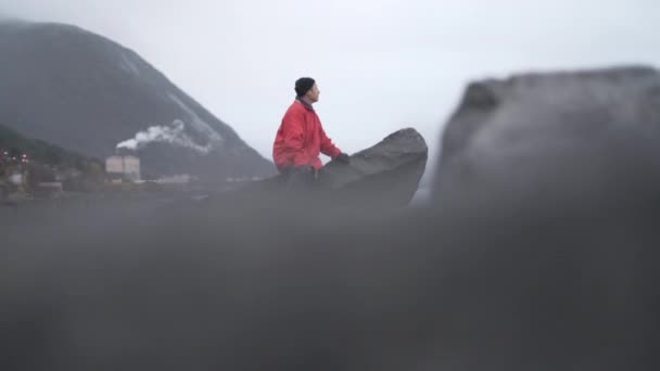 Vandrare på klippor tittar ut till fjorden — Stockvideo