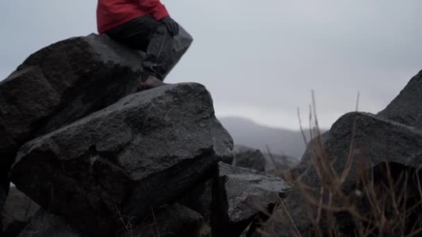 Vandrare sitter på klippan vid Misty Fjord — Stockvideo