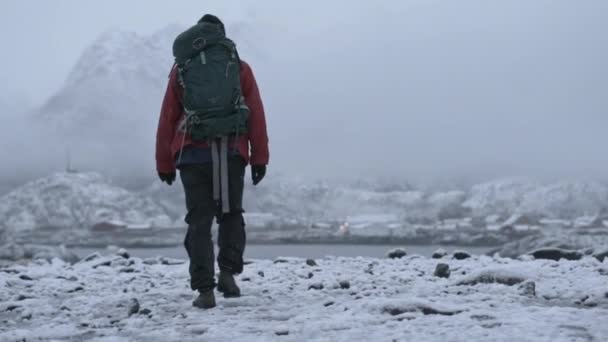 Wandern im Schnee in Richtung Fjord und Berge — Stockvideo