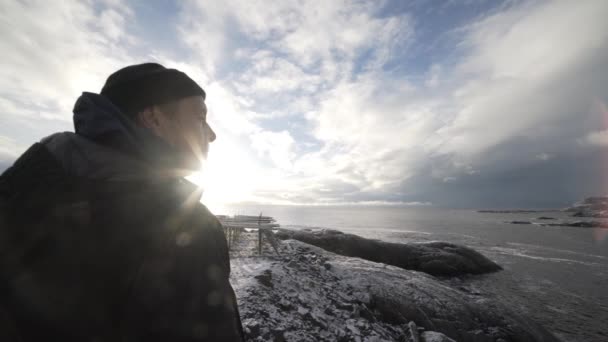 Człowiek patrząc przez słoneczny fiord w lodzie i śniegu — Wideo stockowe