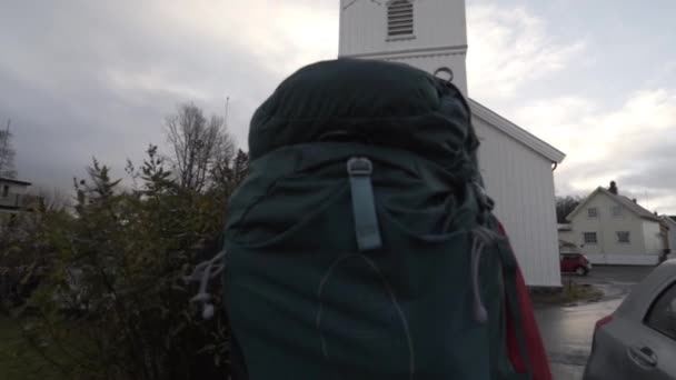 Wanderer zu Fuß zur Kirche von Hamnoy — Stockvideo