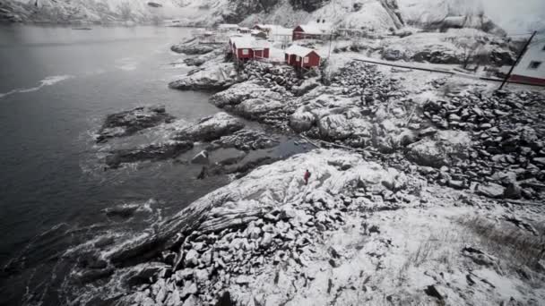 Vandrare i is och snö vid Hamnoy Village — Stockvideo