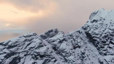 Karlı Dağ 'ın tepesindeki Yürüyüşçü' nün Üzerinde İHA