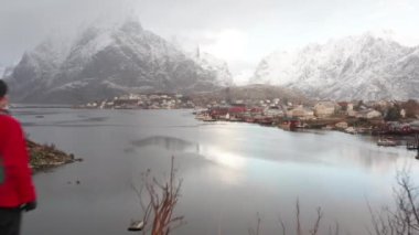 İHA, Reine 'e bakarak Yalnız Yürüyüşçüyü geçiyor
