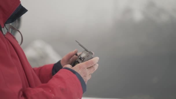 Uomo che tiene drone telecomando in montagna — Video Stock
