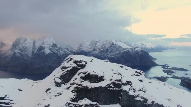 Drönare över ensam vandrare på snöiga berget — Stockvideo