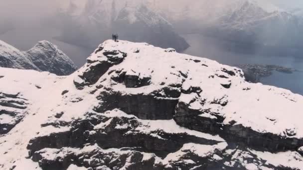 Drohne über Wanderern auf schneebedecktem Berg — Stockvideo