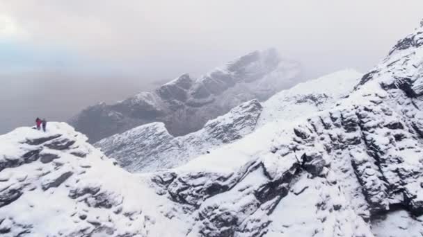 Drone sur les randonneurs sur la montagne enneigée brumeuse — Video