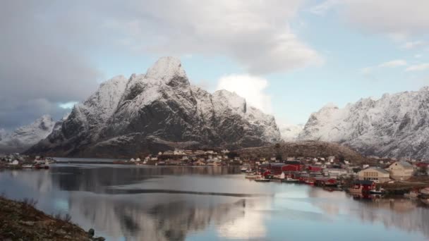 Drone over kalme wateren van Reine Fishing Village — Stockvideo