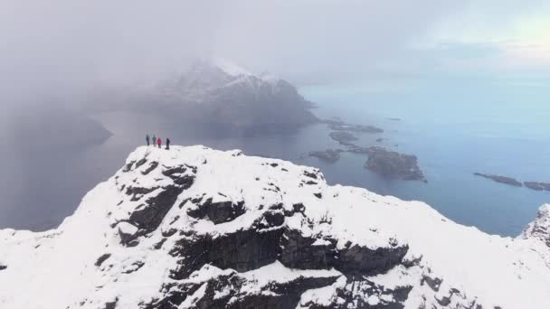 Drohne über Wanderern auf dem Gipfel von Reinebringen — Stockvideo