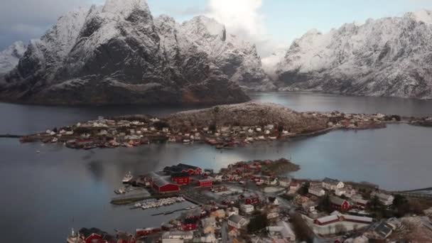 Drone sobre Reine pueblo de pesca y montañas — Vídeos de Stock