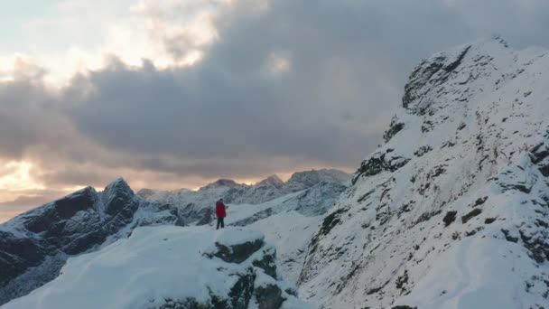Drone of Lone Hiker en rojo en el pico de la montaña — Vídeos de Stock