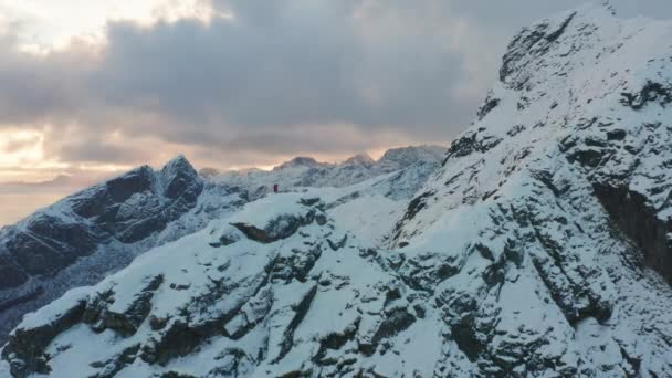Drone de excursionista asombrado en paisaje de montaña — Vídeos de Stock