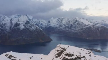 Dramatik Lofoten Adası Dağları Üzerinde İnsansız Hava Aracı