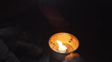 Kamp ocağında yanan alev.