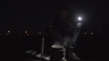 Geceleri ocaklı ve meşaleli kampçı.