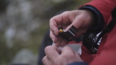 Hiker Holding Kamera Film Spool