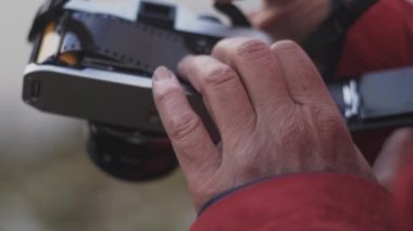 Yürüyüşçü Filmli Vintage Slr Kamerasını Hazırlıyor