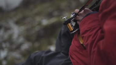 Hiker Vintage Slr Kamerasını Yüklüyor