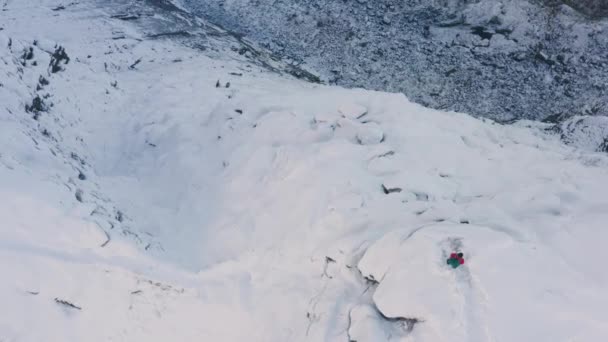 Drönare över vandrare och bergen i Lofoten — Stockvideo