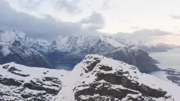 Drohne überfliegt Wanderer auf verschneitem Berg Reinebringen — Stockvideo