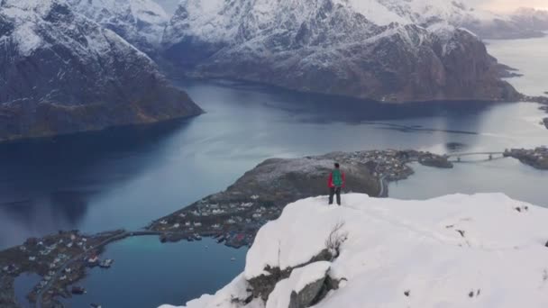 Drone turysty na Snowy Mountain Reinebringen — Wideo stockowe