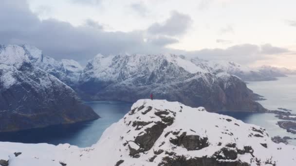 Drone Over Hiker Caminando en la montaña nevada — Vídeos de Stock