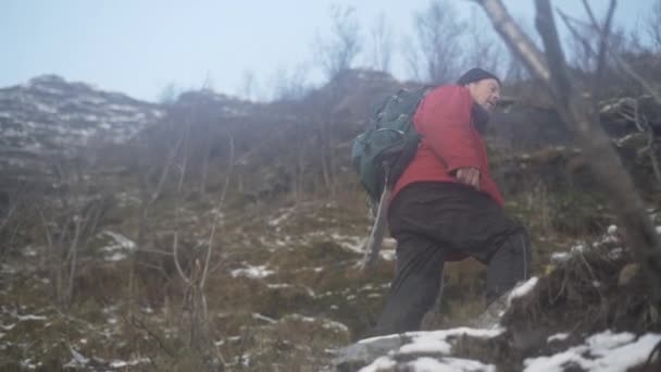 Volwassen wandelaar wandelen Stenen trappen — Stockvideo