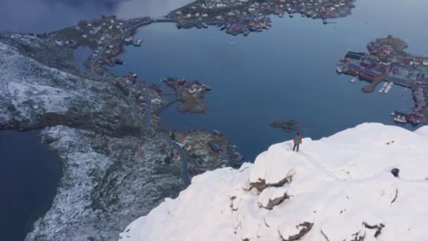 Drönare över bergstoppen med vandrare och öar — Stockvideo