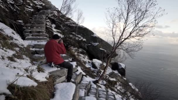 Vandrare Fotografera havet från berget klättra — Stockvideo